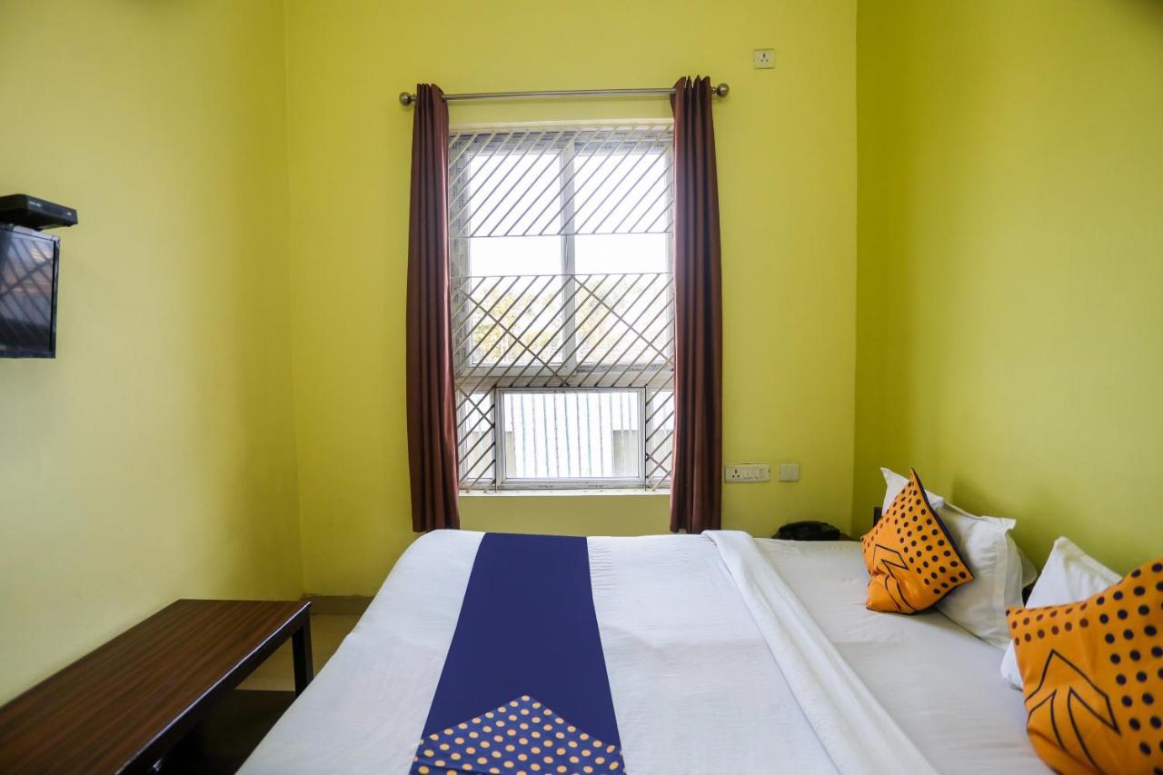 Spot On 72060 Hotel Kaushik Kakarmatha Exterior photo